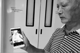 永州一妇女骑电动车遭猛犬袭击 路人扔石头赶狗救人图片