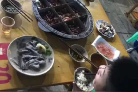 “独自吃火锅”的8岁男孩火了  学会独立成了好多孩子的暑假作业图片
