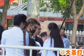 黄子韬墨镜拍戏造型酷炫 引吃瓜群众围观人气足图片