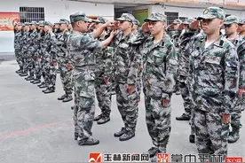 容县组织“双合格”应征青年进行役前教育训练图片