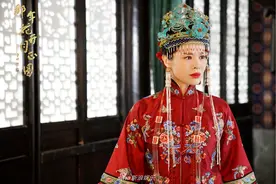 《那年花开》胡杏儿化身娇艳新娘 凤冠霞帔华丽动人图片
