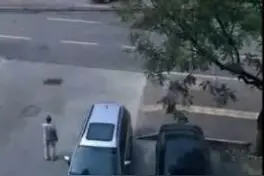 滨州两辆车当街上演真实版“碰碰车” 惊呆路人！图片