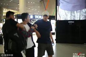 惊喜变惊吓！刘烨机场被搂闷头就跑 不识兄弟俞灏明图片