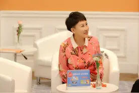 “母子档”张凯丽叶祖新再续前缘 最任性威亚亮相《开心剧乐部》图片