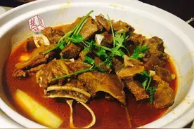 恶心！汉口一餐厅羊肉火锅内竟吃出苍蝇图片