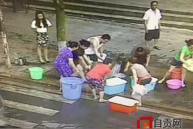 男子用扳手拧开消防栓放水被监控抓拍图片