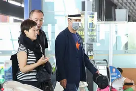 张国立穿红星T恤变“潮大爷” 爱妻邓婕夫唱妇随图片