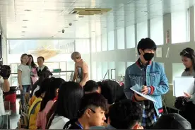 王俊凯终于到北影报到 戴黑色口罩低调遮脸图片