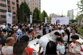 临沂书法进社区第二站 500多居民抢福利图片