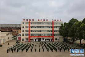“最后的军礼”——武警昆明市支队欢送退伍老兵光荣返乡图片