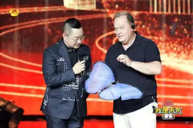 《我是未来》惊现自动化妆机械臂图片