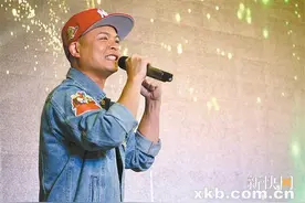 侧田林琳为“粤语歌曲排行榜颁奖典礼”热身图片