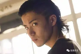 连挖鼻孔都帅到掉渣的男人，世上仅此一枚图片