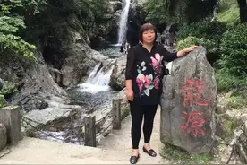 我们家孩子都有一个特征：双耳上方有个小洞，被送走的小女儿也有图片