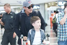 杜江携儿现身录制爸爸去哪儿 嗯哼手捧饮料萌炸天图片