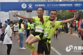 2017海阳国际马拉松暖心瞬间：情侣牵手跑完“幸福长跑”图片