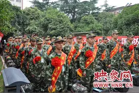 戴上光荣花 荥阳市2017年新兵10日奔赴军营图片