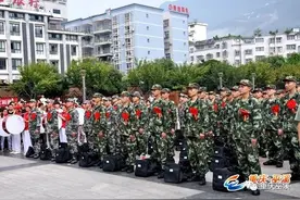 我县125名新兵奔赴军营图片