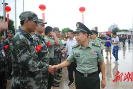 常德2017年首批190名新兵启程赴军营图片