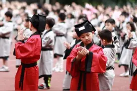 洛阳一小学新生入学集体献芹菜大葱   咋回事?图片