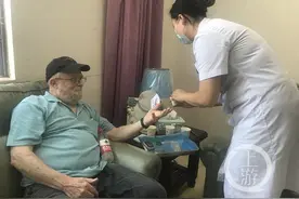 怎么回事？美国老人脚底下一点小伤口，不好好治疗可能会截肢图片