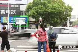 长沙人 过马路还敢闯红灯么？小心照片在大屏上被曝光图片