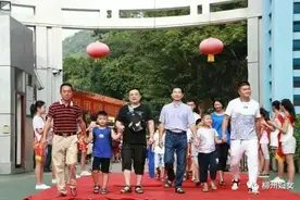 家长当义工 情暖基地校图片