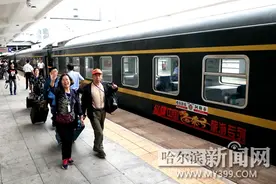 哈尔滨至阿勒泰旅游专列首发图片