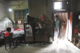 父亲去世母瘫痪 15岁花季女孩撑起家图片