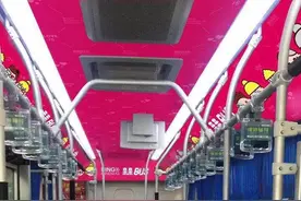 95后情侣七夕前公交车上求婚图片