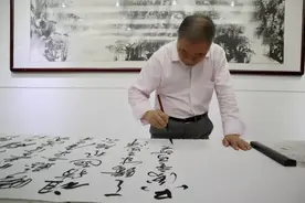 张永金、纪东、国墨林向“善行天下，关爱老人”慈善公益活动，“大手牵小手，关爱留守儿童”系列活动捐赠图片