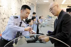 昆明7日发全省首张外国人“永居身份证”图片