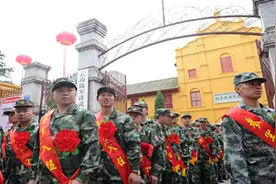 1108名新兵代表在陆军讲武堂受领入伍令图片