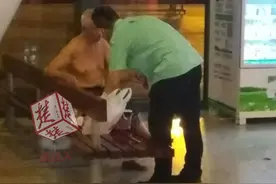 暖心！老人快餐店内乞讨，店员将其请出店后送上一份快餐图片