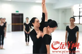 深圳高级中学老师高洁：舞蹈少女们 的“高妈妈”图片