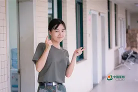 有两个女兵要退伍了 想和战友一起来亮亮相图片