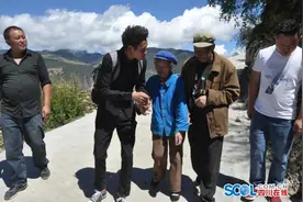 小金高山贫困村走出大学生 村民敲锣打鼓戴大红花庆贺图片