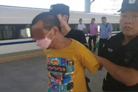 大热天戴粉色口罩 一网上追逃嫌犯新乡高铁站被抓图片