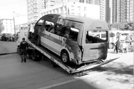 公安交警、行政执法、街道社区联合整治“僵尸车”图片
