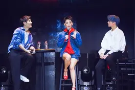 杨洋一头灰发亮相生日会 现场义捐暖心又难忘图片