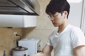小鲜肉下班后的日常竟是下厨做菜？鹿晗杨洋张艺兴李易峰谁是居家好男人？图片
