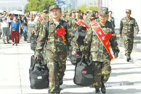 随州市举行仪式欢送新兵启程 840余名入伍新兵陆续踏上征程图片