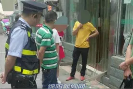 “毛孩子”闯祸撞坏玻璃门 看样子应该是撞出心理阴影了图片