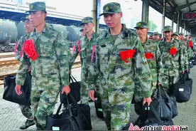 临沂首批新兵起运 30名兵哥哥登上开往西藏的列车图片