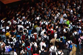 青岛暑期来临 高校考研族掀占座狂潮图片