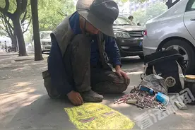 “流浪艺术家”街头用粉笔画“蒙娜丽莎” 攒够路费就去下一个城市图片