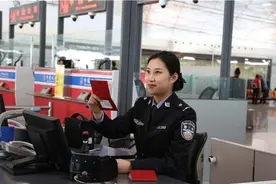 威海公安创新管理服务 出入境日均办证千件次图片