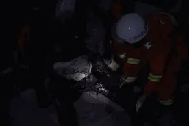 紧急丨一工人掉入沥青罐被牢牢黏住，消防破拆罐体将其救出图片