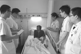 “驼背”妈妈撑起4个孩子的天空图片