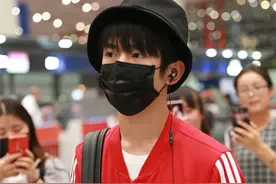 易烊千玺红色运动装配渔夫帽活力吸睛 遭大批粉丝跟拍图片
